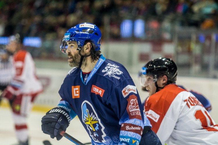 FOTOGALERIE: Vyprodaná plecharéna v Olomouci sledovala prohru Kohoutů s Jágrovým Kladnem