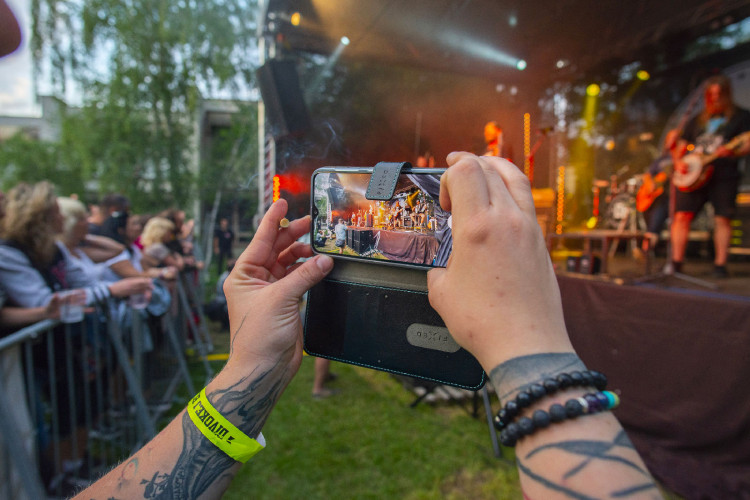 FOTOGALERIE: Divokej Bill zavítal před S-klub v Olomouci. V pátek zde vystoupí Vyspaná fixa