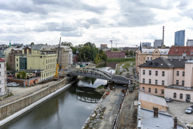 Druhá část mostu na Masarykově třídě je nad řekou. Rejnok dostává jasné obrysy