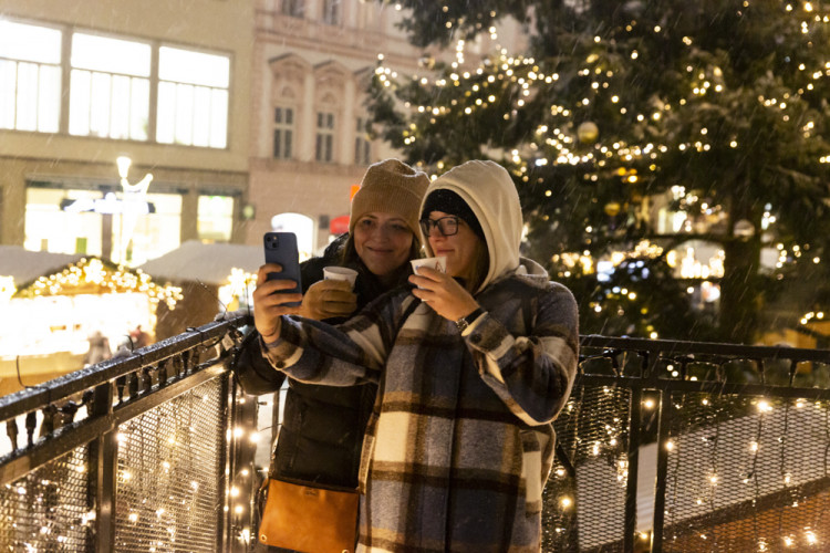 Vánoční trhy v Olomouci před a po ukončení kvůli vládním nařízením