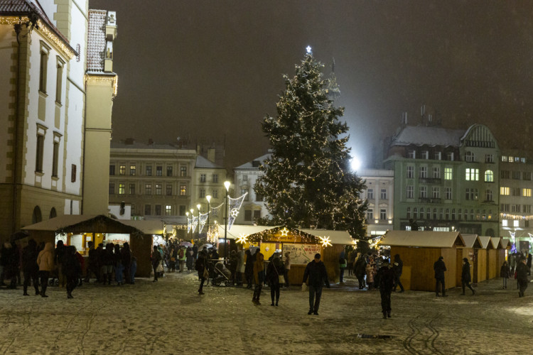 Vánoční trhy v Olomouci před a po ukončení kvůli vládním nařízením