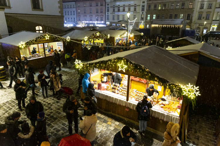 Vánoční trhy v Olomouci před a po ukončení kvůli vládním nařízením