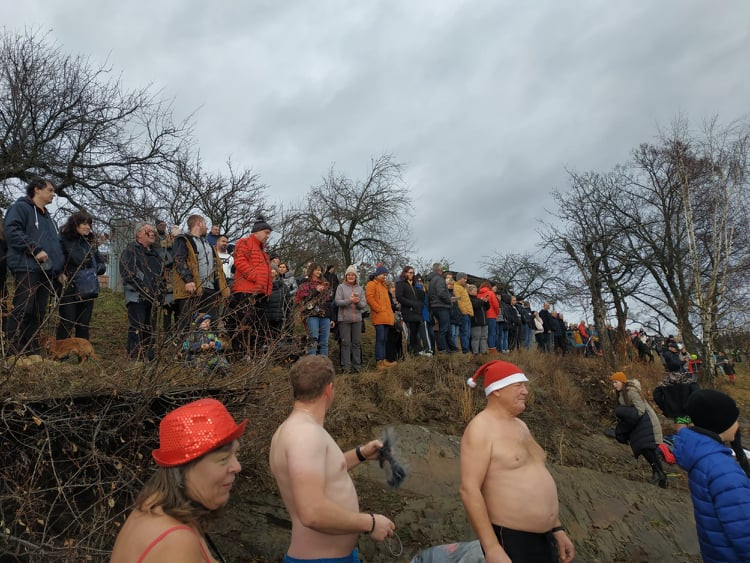 FOTOGALERIE: Tradiční koupání na Štědrý den