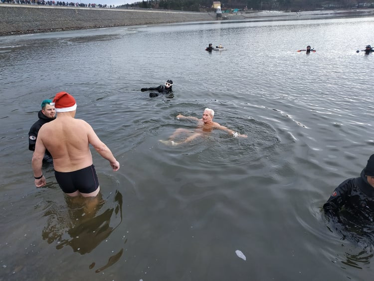 FOTOGALERIE: Tradiční koupání na Štědrý den