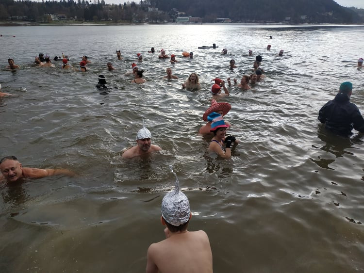 FOTOGALERIE: Tradiční koupání na Štědrý den