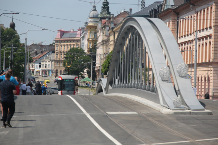 Nový olomoucký most dostal oficiální jméno, na důležitou ulici se vrací provoz