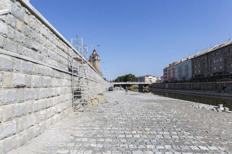 Břehy Moravy nedaleko centra Olomouce dostávají novou podobu