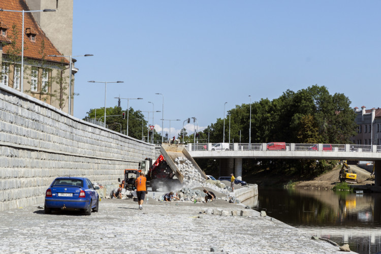 Břehy Moravy nedaleko centra Olomouce dostávají novou podobu