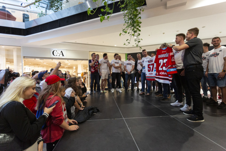 FOTOGALERIE: Hokejisté Olomouce rozdávali autogramy před novou sezonou