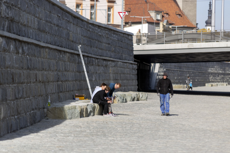 FOTOGALERIE: Náplavka v Olomouci zve k procházkám. Část nového nábřeží je ještě uzavřena