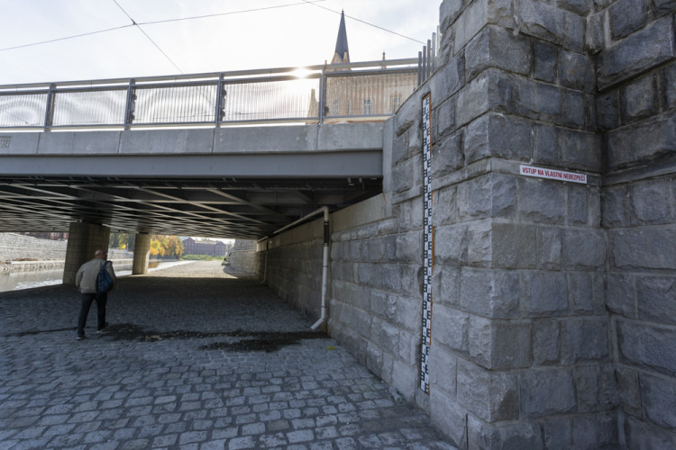 FOTOGALERIE: Náplavka v Olomouci zve k procházkám. Část nového nábřeží je ještě uzavřena