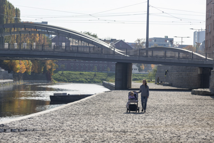 FOTOGALERIE: Náplavka v Olomouci zve k procházkám. Část nového nábřeží je ještě uzavřena