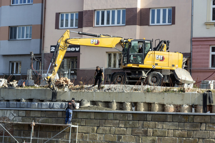 FOTOGALERIE: Náplavka v Olomouci zve k procházkám. Část nového nábřeží je ještě uzavřena