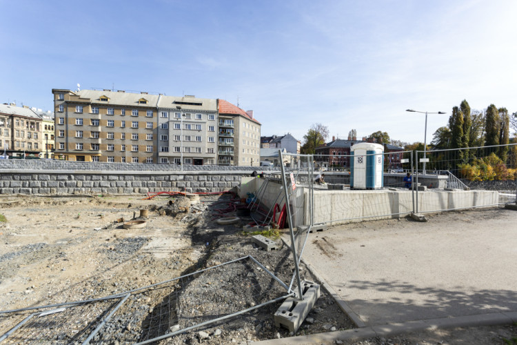 FOTOGALERIE: Náplavka v Olomouci zve k procházkám. Část nového nábřeží je ještě uzavřena