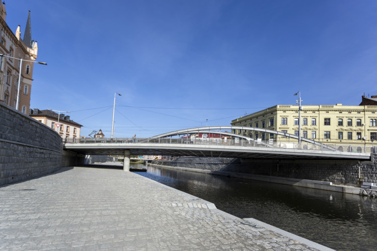 FOTOGALERIE: Náplavka v Olomouci zve k procházkám. Část nového nábřeží je ještě uzavřena