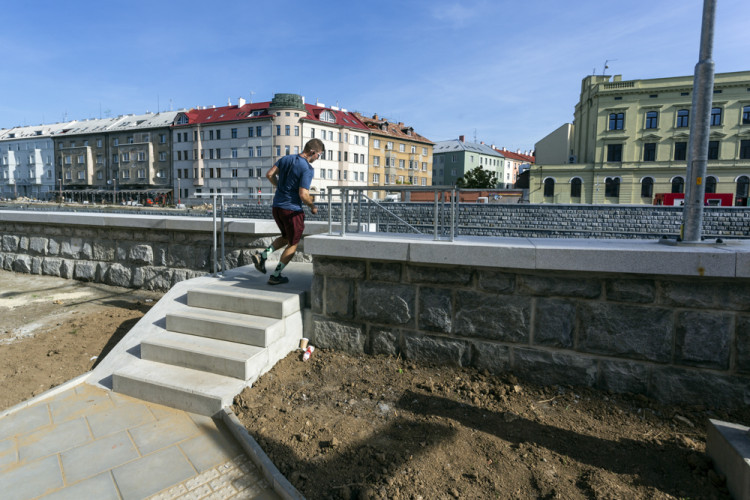 FOTOGALERIE: Náplavka v Olomouci zve k procházkám. Část nového nábřeží je ještě uzavřena