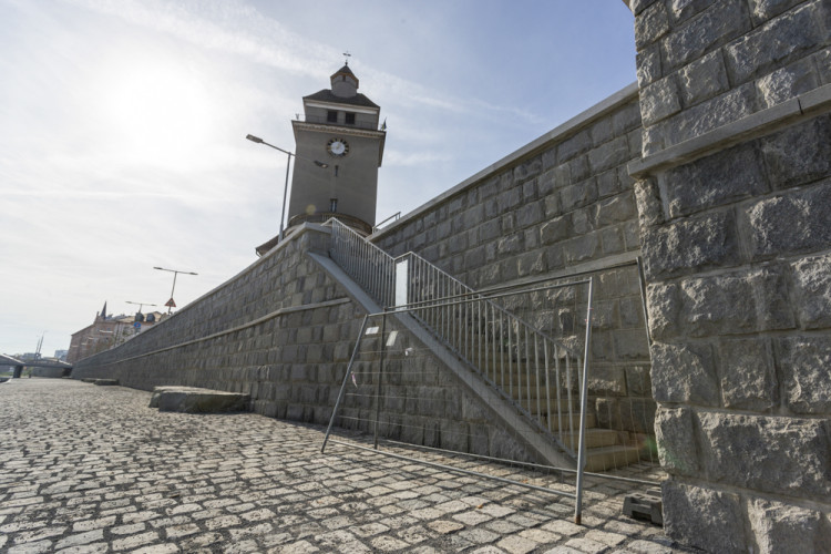 FOTOGALERIE: Náplavka v Olomouci zve k procházkám. Část nového nábřeží je ještě uzavřena