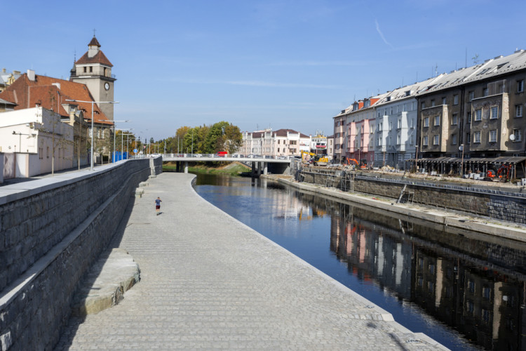 FOTOGALERIE: Náplavka v Olomouci zve k procházkám. Část nového nábřeží je ještě uzavřena