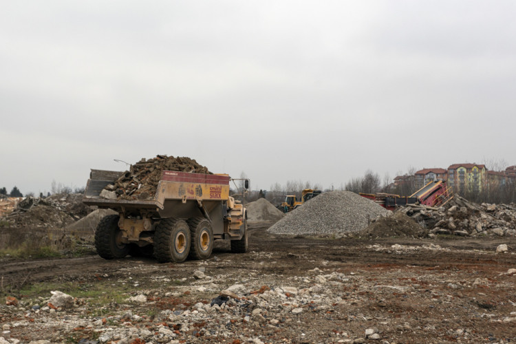 FOTOGALERIE: Budovy na Velkomoravské šly k zemi. Bývalý vojenský areál prochází přeměnou