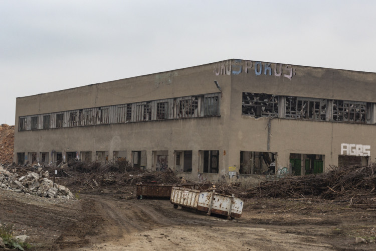 FOTOGALERIE: Budovy na Velkomoravské šly k zemi. Bývalý vojenský areál prochází přeměnou