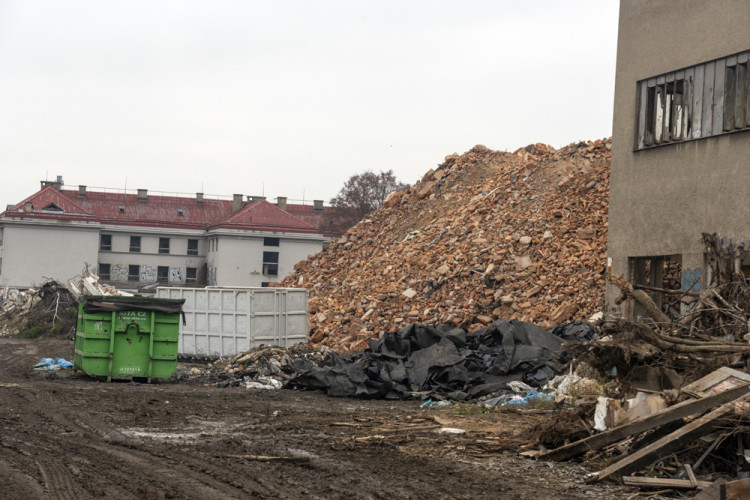 FOTOGALERIE: Budovy na Velkomoravské šly k zemi. Bývalý vojenský areál prochází přeměnou