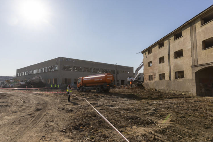 FOTOGALERIE: Budovy na Velkomoravské šly k zemi. Bývalý vojenský areál prochází přeměnou