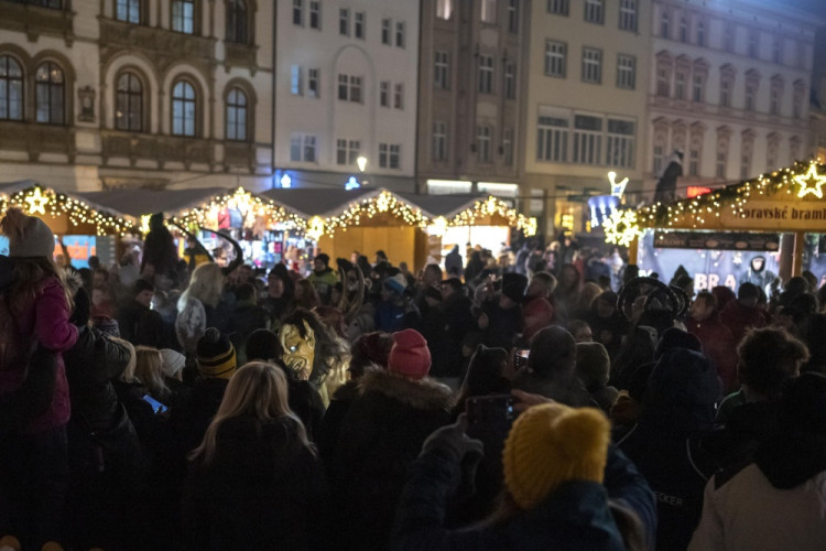 Přehlídka krampusáků zaplnila olomoucká náměstí na maximum