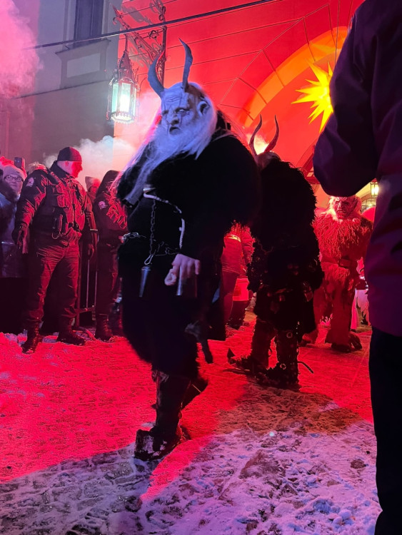 Přehlídka krampusáků zaplnila olomoucká náměstí na maximum